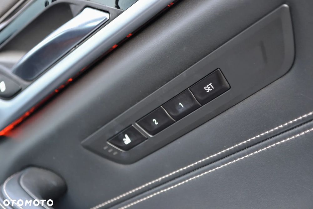 BMW Seria 5 M550i xDrive sport - 29