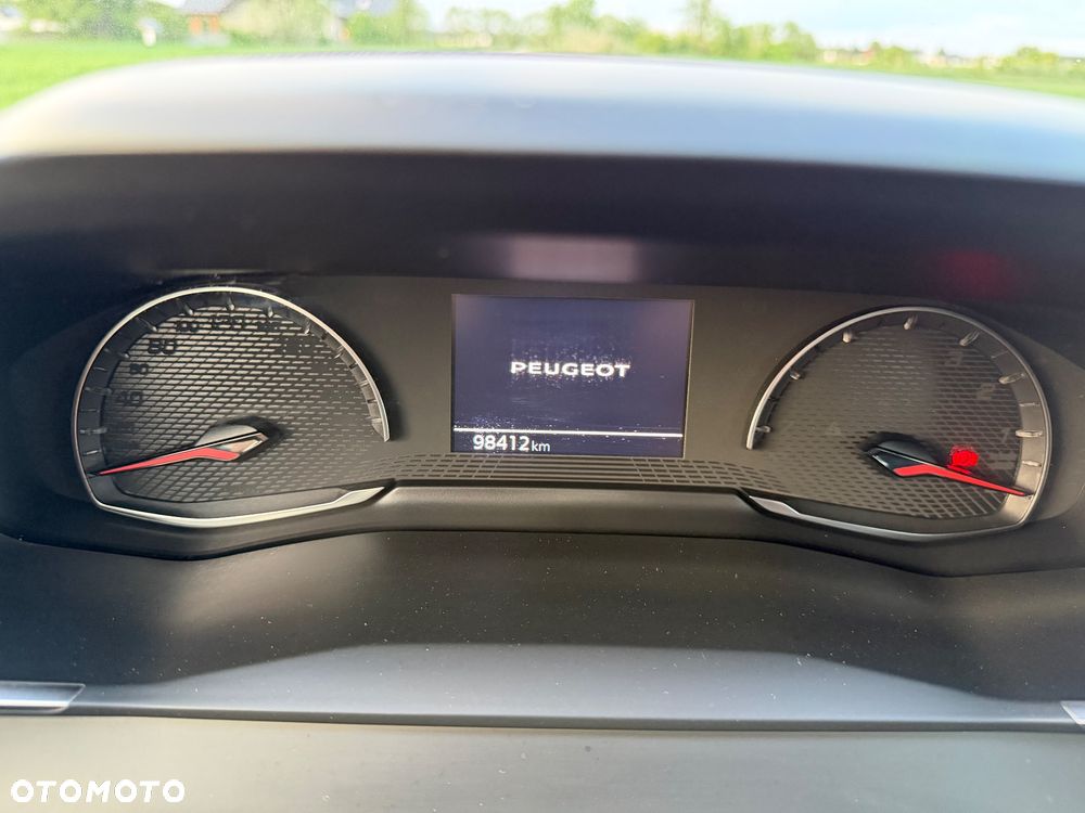 Peugeot 2008 1.2 PureTech Allure S&S EAT8 - 17