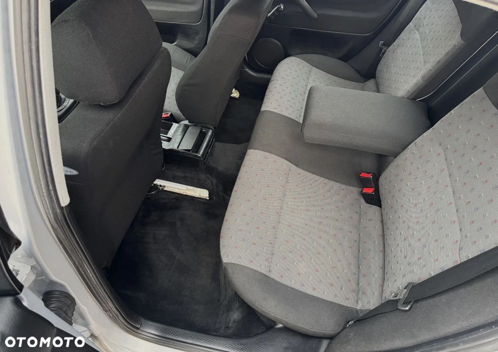 Volkswagen Passat 1.6 GL - 11