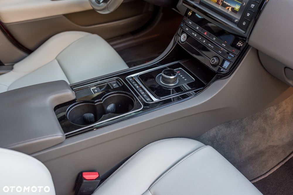 Jaguar XE 2.0 T Prestige - 16