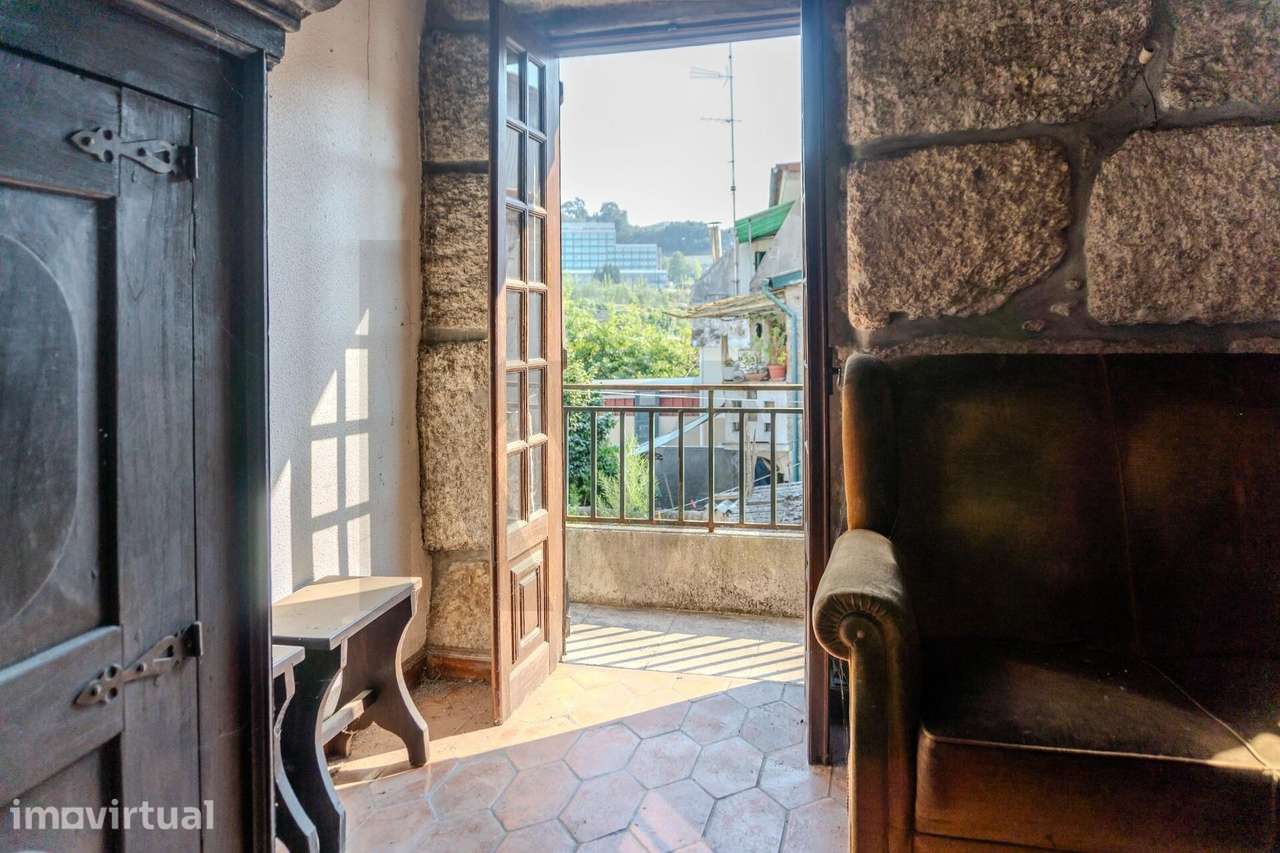 Prédio para reabilitar no centro histórico de Guimarães - Grande imagem: 2/41
