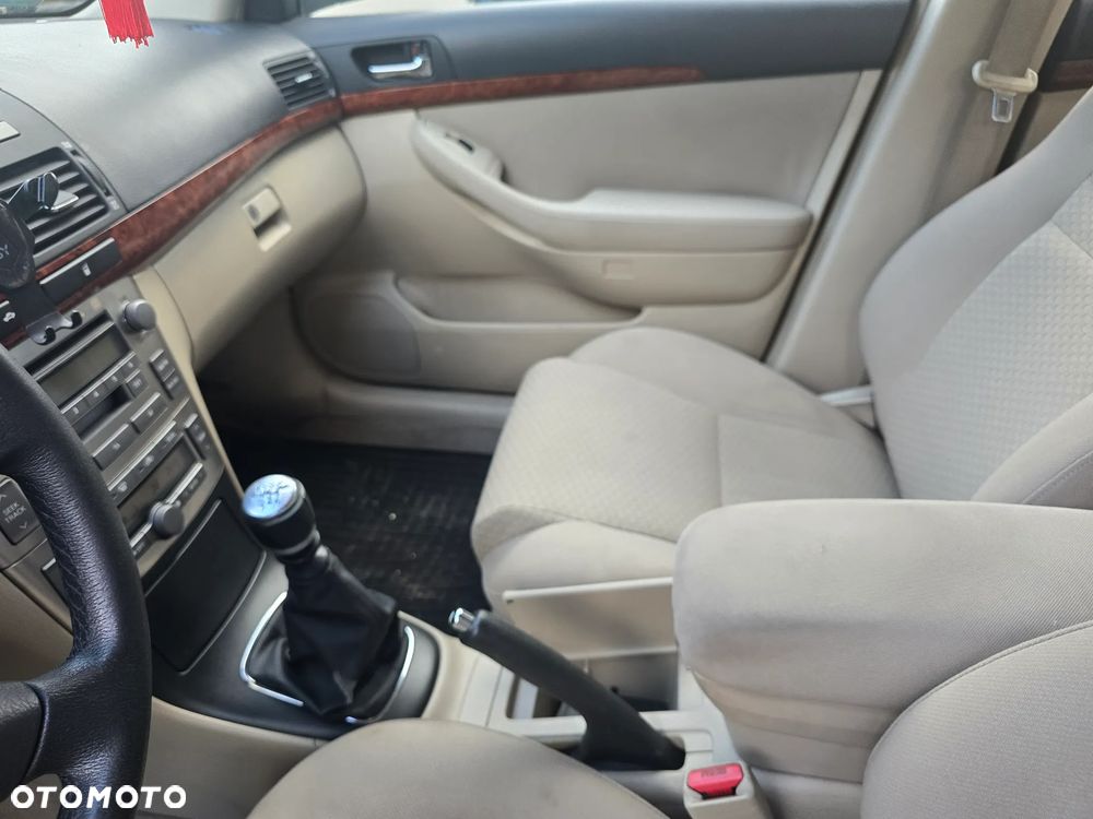 Toyota Avensis 2.2 D-4D Sol - 10