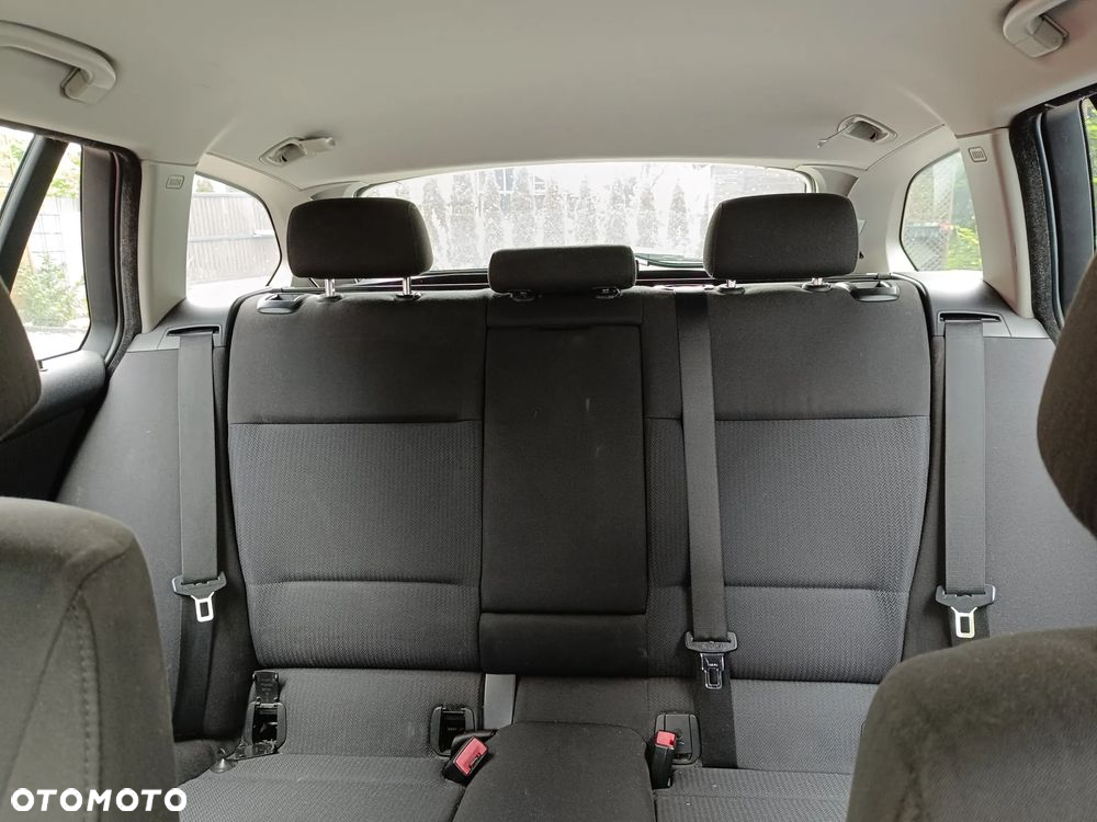 BMW Seria 3 318i Touring - 13