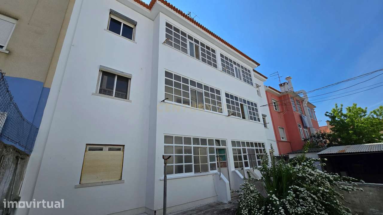 Prédio na Venda Nova, Amadora, junto às Portas de Benfica. - Grande imagem: 4/23