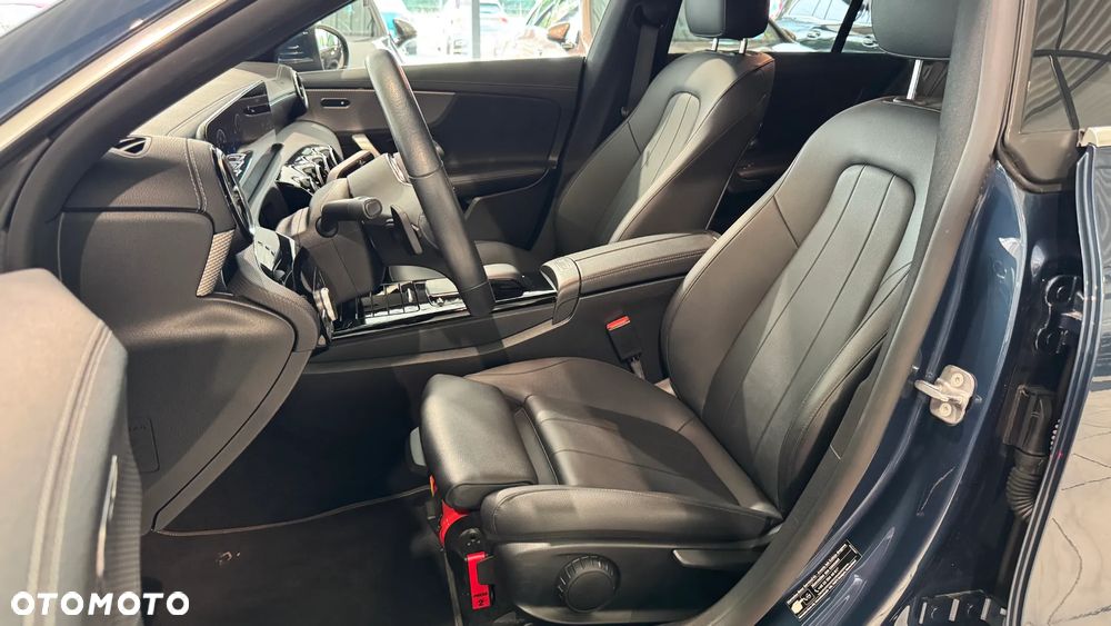 Mercedes-Benz CLA 180 Progressive 7G-DCT - 12