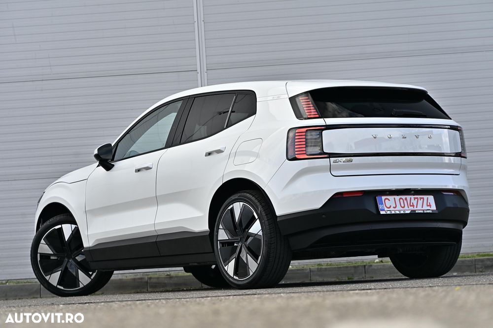 Volvo EX30 Single Motor Extended Range RWD Core - 32