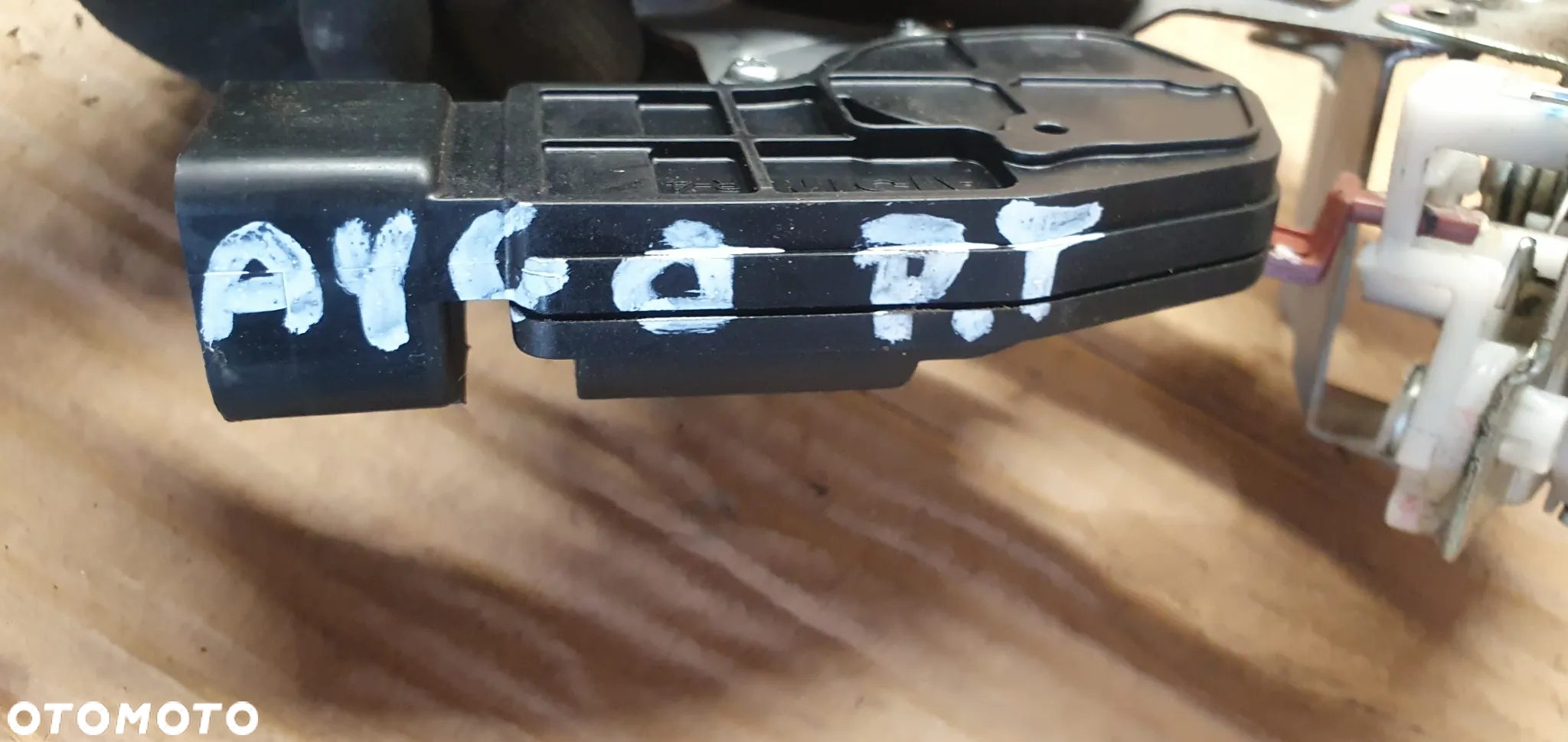 Zamek prawy tył tylny prawy Toyota Aygo 2PIN - 9