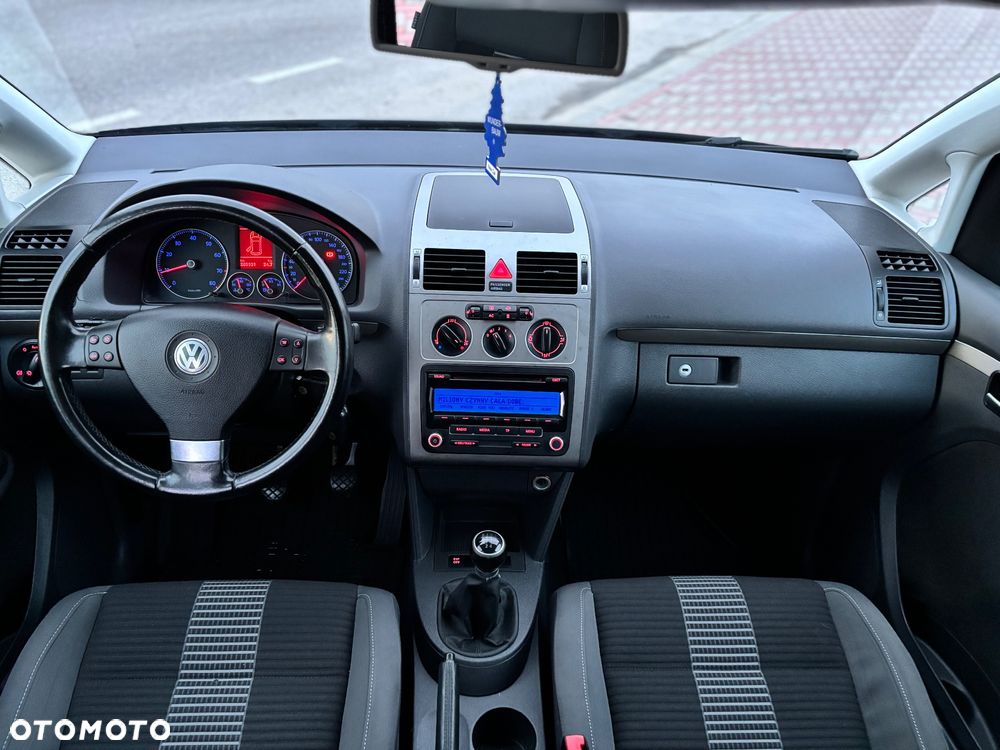 Volkswagen Touran - 12