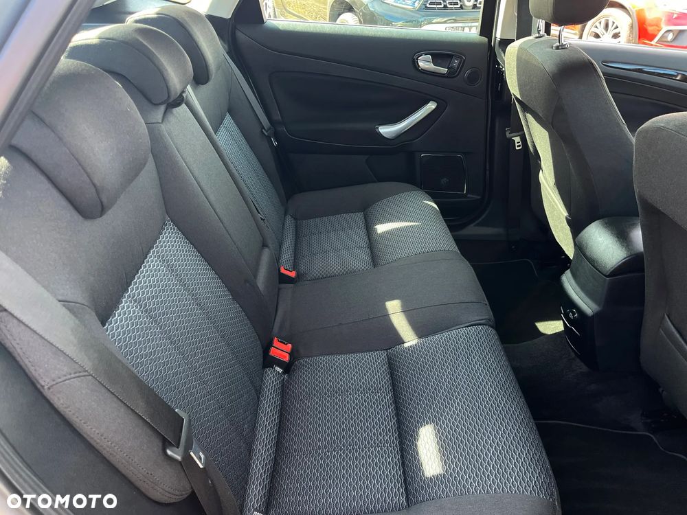 Ford Mondeo 2.0 Ghia - 27