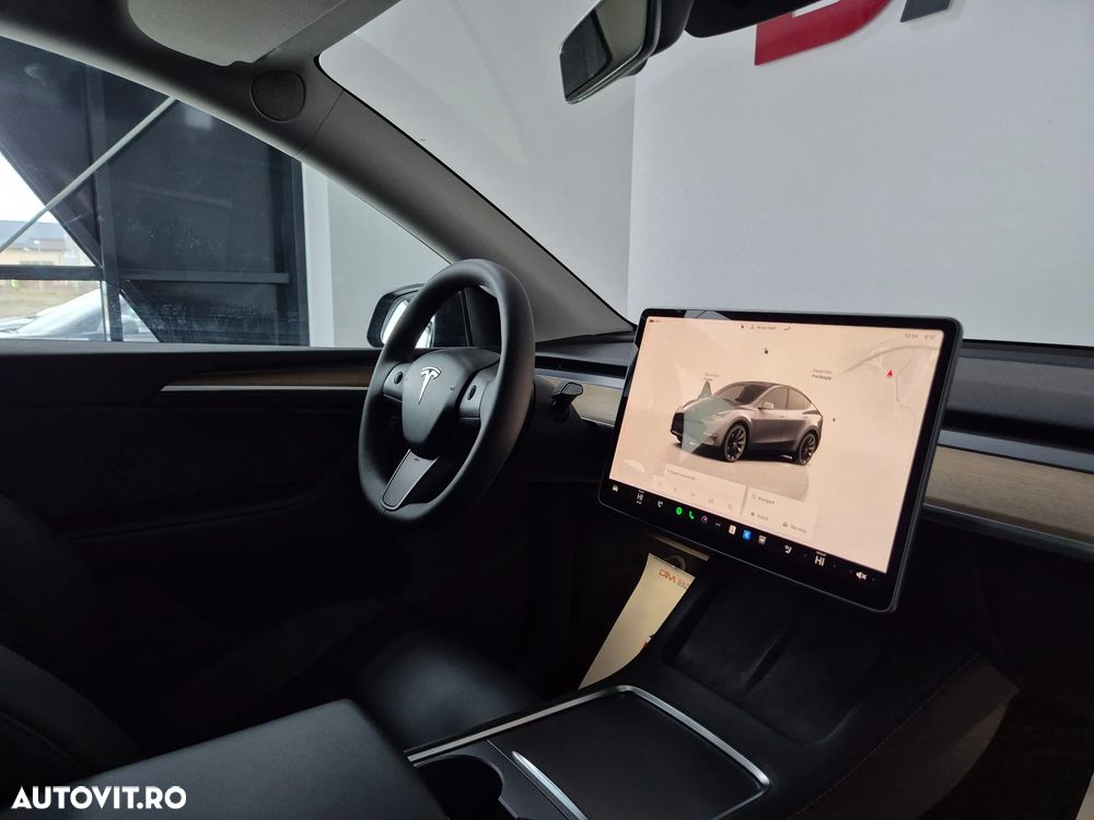 Tesla Model Y Long Range Dual Motor AWD - 12