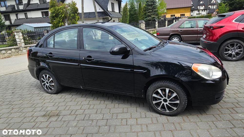 Hyundai Accent - 4