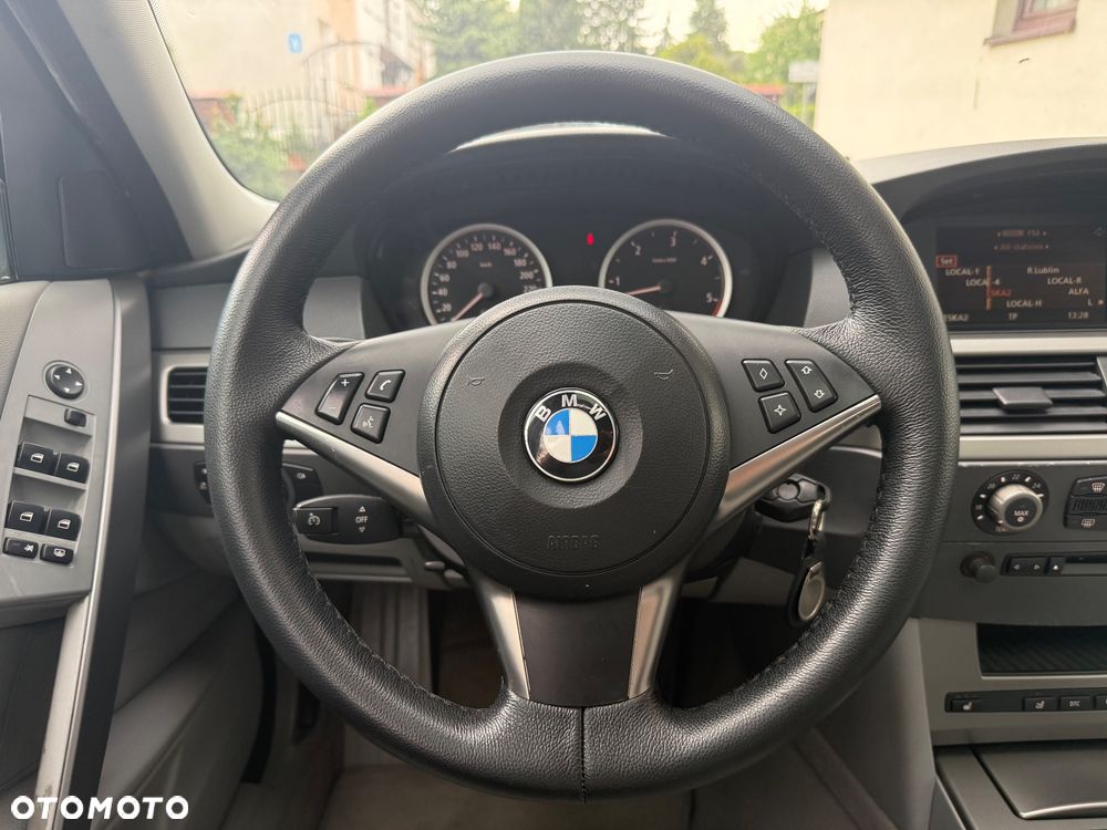 BMW Seria 5 525d - 25