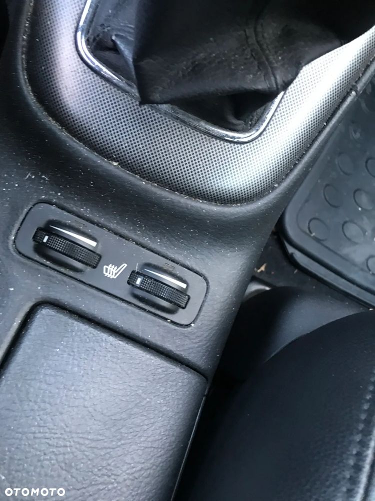 Toyota Avensis 2.0 D-4D Combi Executive - 24