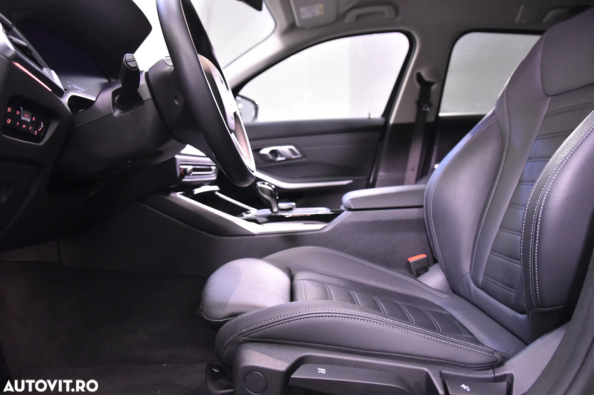 BMW Seria 3 320i Touring Aut. - 23