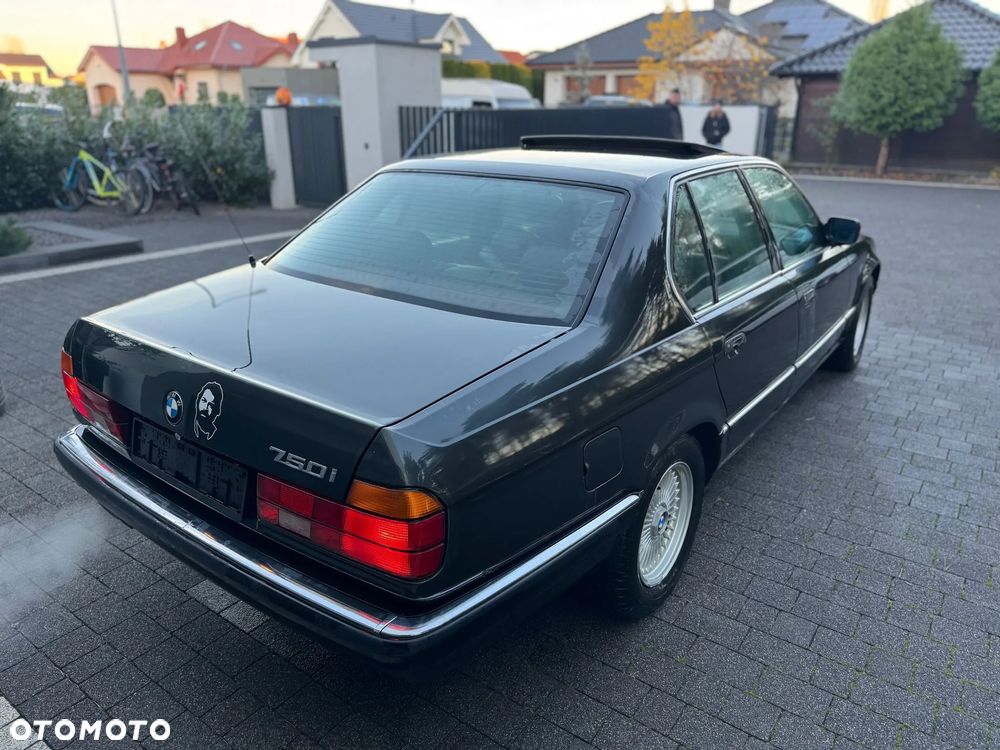 BMW Seria 7 750i - 12