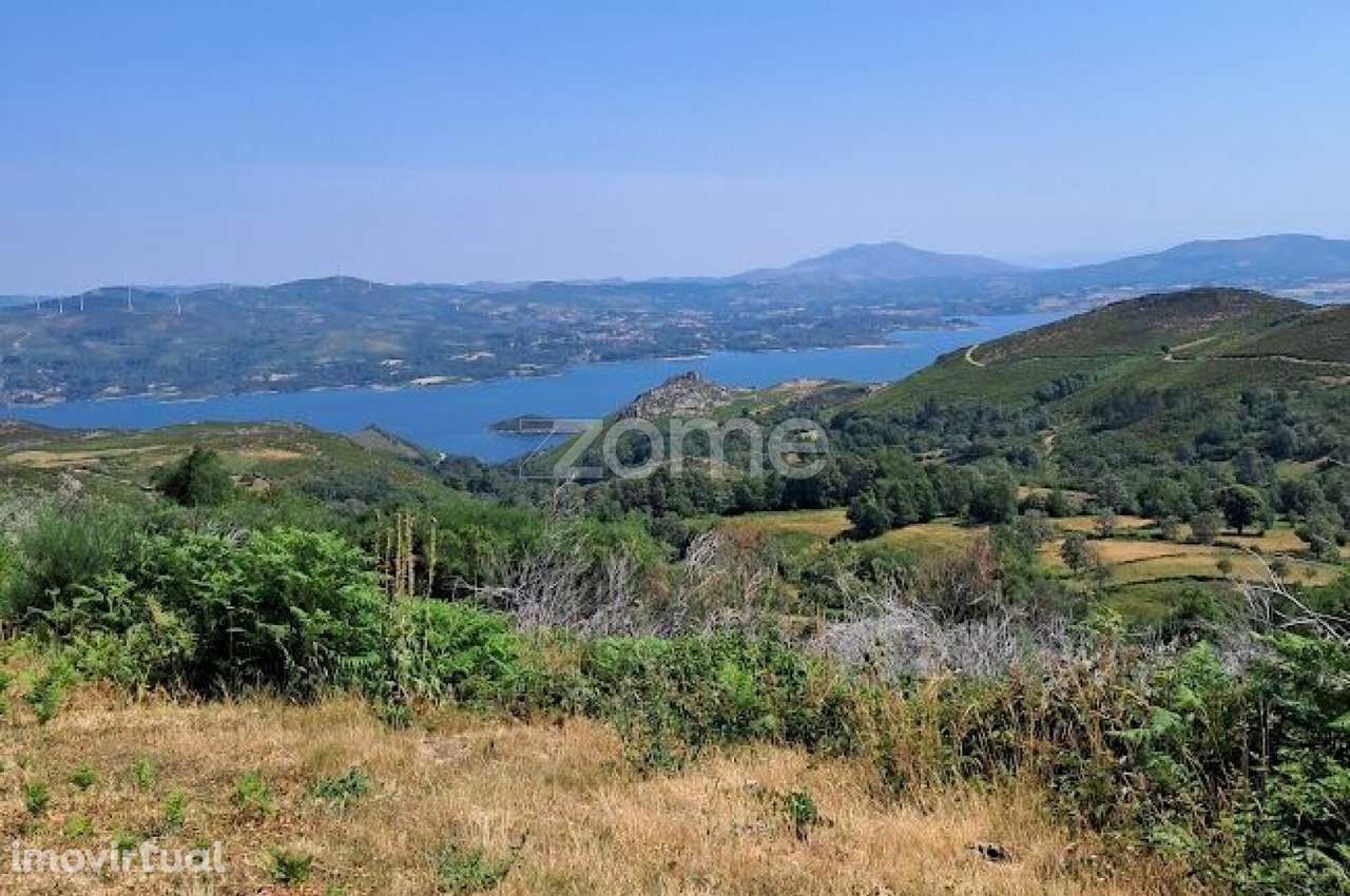 Moradiapara recuperar em Beça, próximo do lago da albufeira de Pisõ... - Grande imagem: 5/15