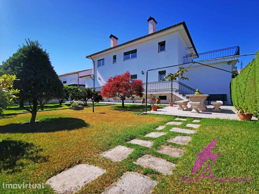 Moradia T4 independente com amplo jardim, garagem e cave - Santa Ma...