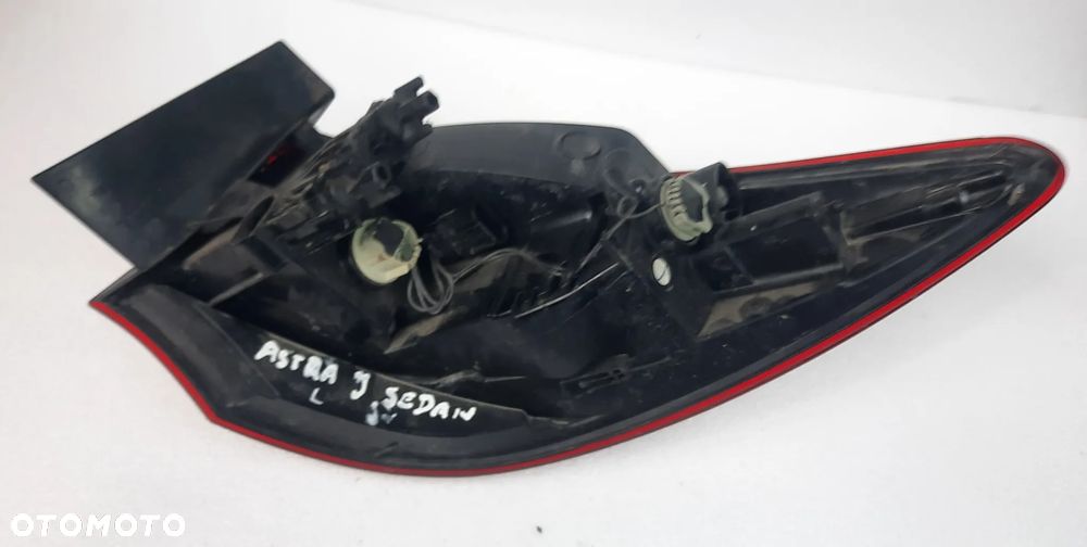OPEL ASTRA J SEDAN LAMPA TYLNIA PRAWA  25870154 25870153 - 8