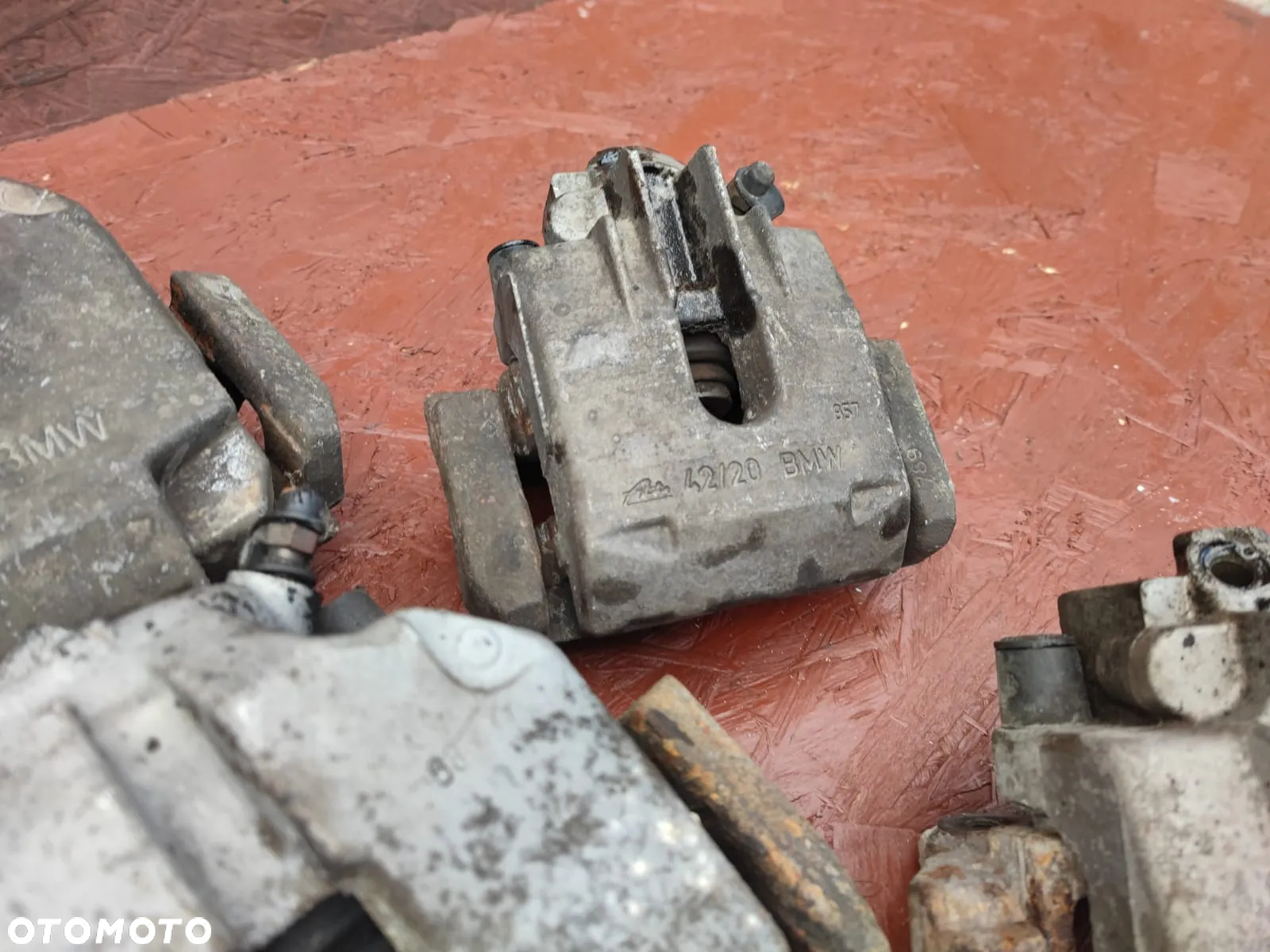 BMW E60 / E60 LCI / E61 / E61 LCI / E63 / E63 LCI / E64 / E64 LCI / E65 / E66. ORYGINALNE ZACISKI HAMULCOWE + JARZMA DO SILNIKÓW GAMY M57D25 / M47D20 / M54B22 / M54B25 POD TARCZĘ HAMULCOWĄ PRZÓD 310MM / TYŁ 320MM. O NR: 6 753 659 / 6 753 660 / 6 765 909 / 6 765 910 OEM. SPRAWNE W 100%. - 19