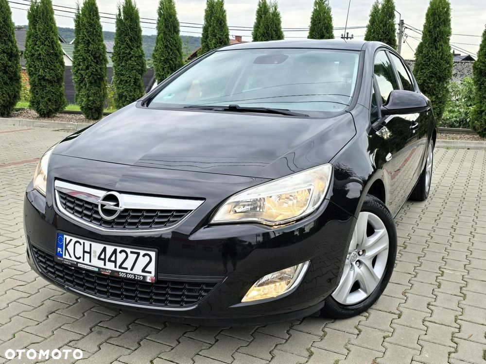 Opel Astra 2011 photo 2