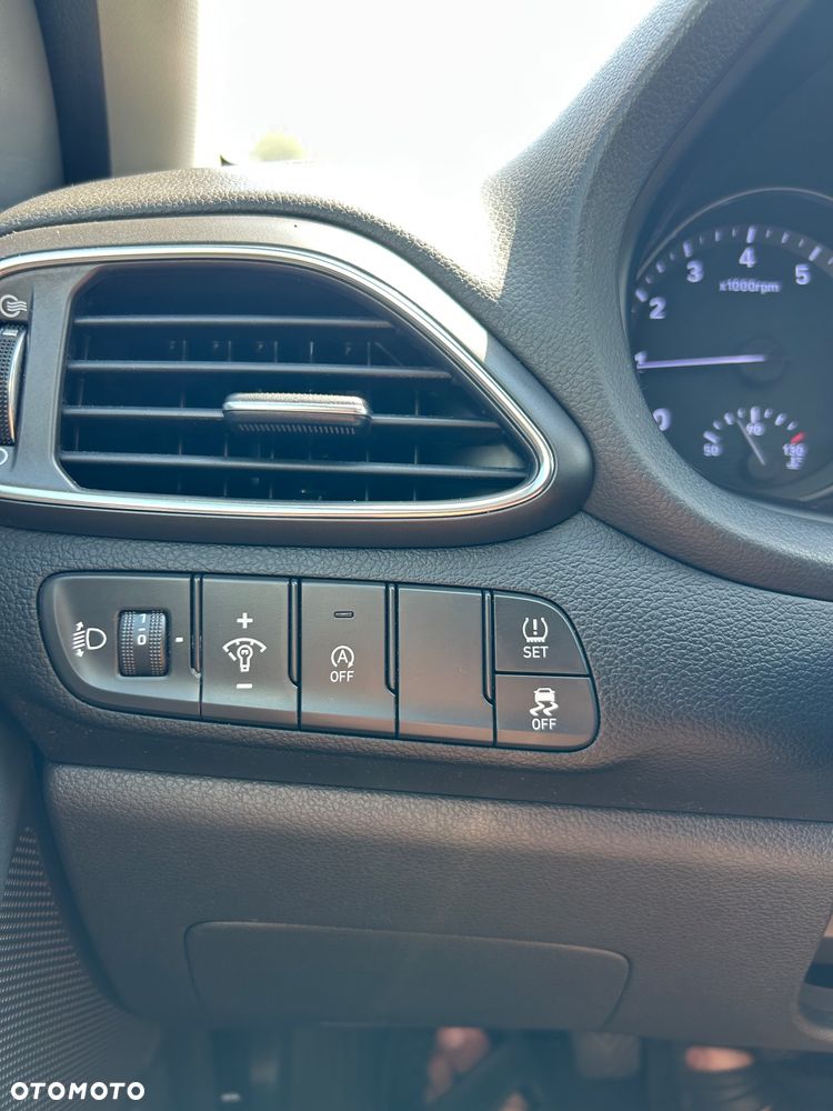 Hyundai i30 1.5 DPI Classic + - 10