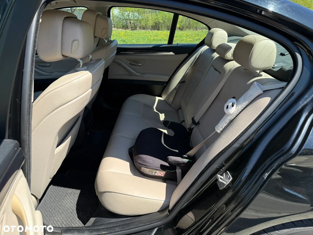 BMW Seria 5 525d xDrive - 9