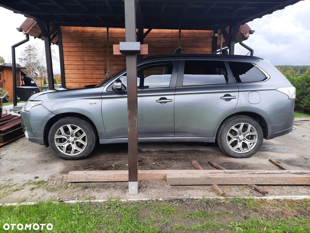 Mitsubishi Outlander - 2