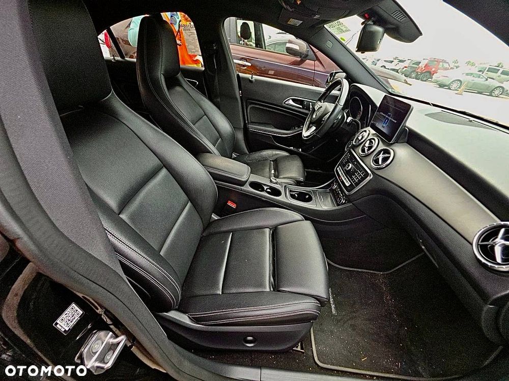 Mercedes-Benz CLA 250 4Matic 7G-DCT AMG Line - 12