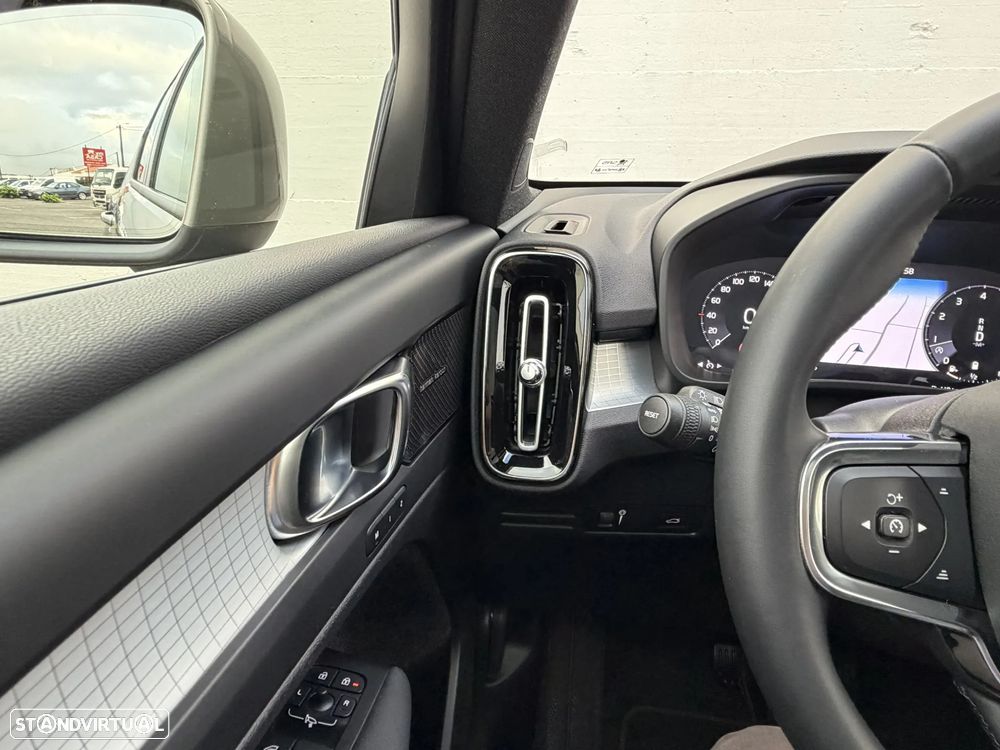 Volvo XC 40 2.0 B4 Momentum Plus - 30