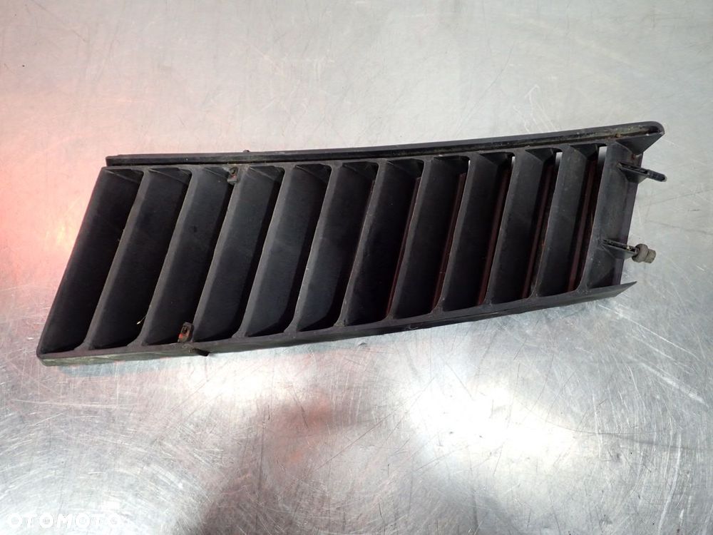 KRATKA WLOT POWIETRZA PRAWY TYŁ VOLKSWAGEN T3 - 3