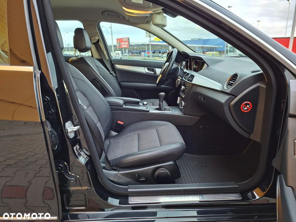 Mercedes-Benz Klasa C 180 CGI BlueEFFICIENCY Avantgarde - 25