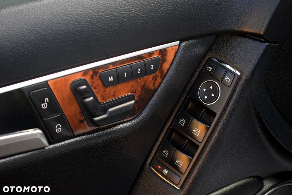 Mercedes-Benz Klasa C 250 CGI T Automatik BlueEFFICIENCY Elegance - 31