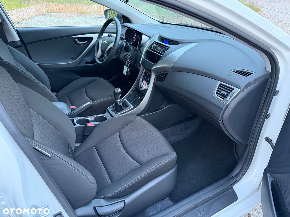 Hyundai Elantra 1.6 Comfort - 9