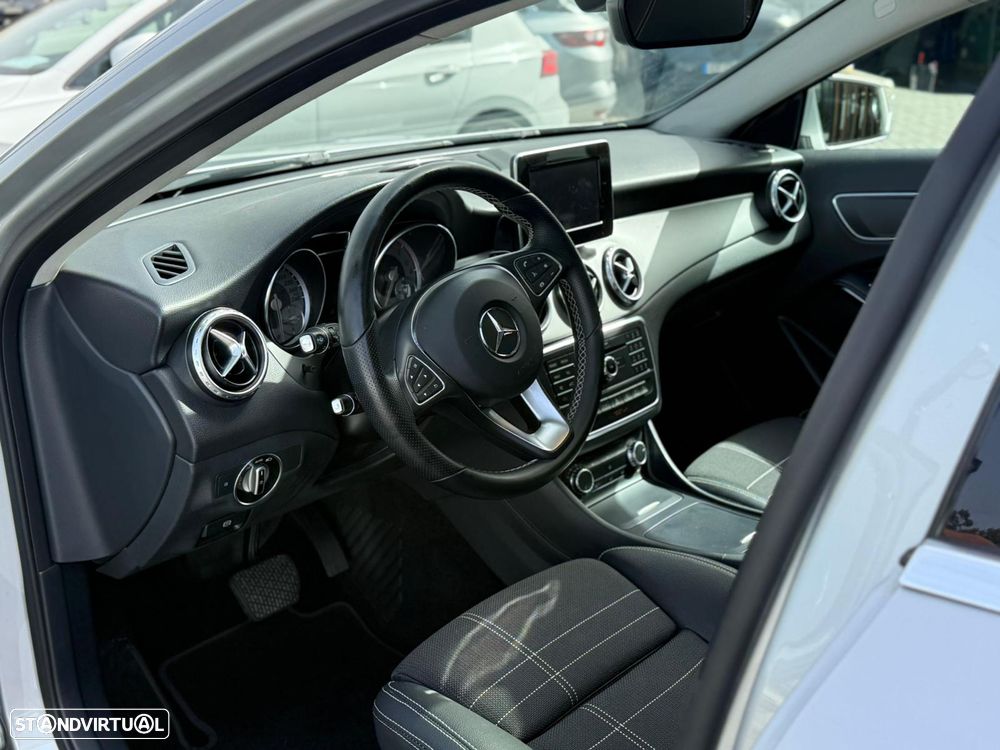 Mercedes-Benz GLA 220 d 4Matic 7G-DCT - 17