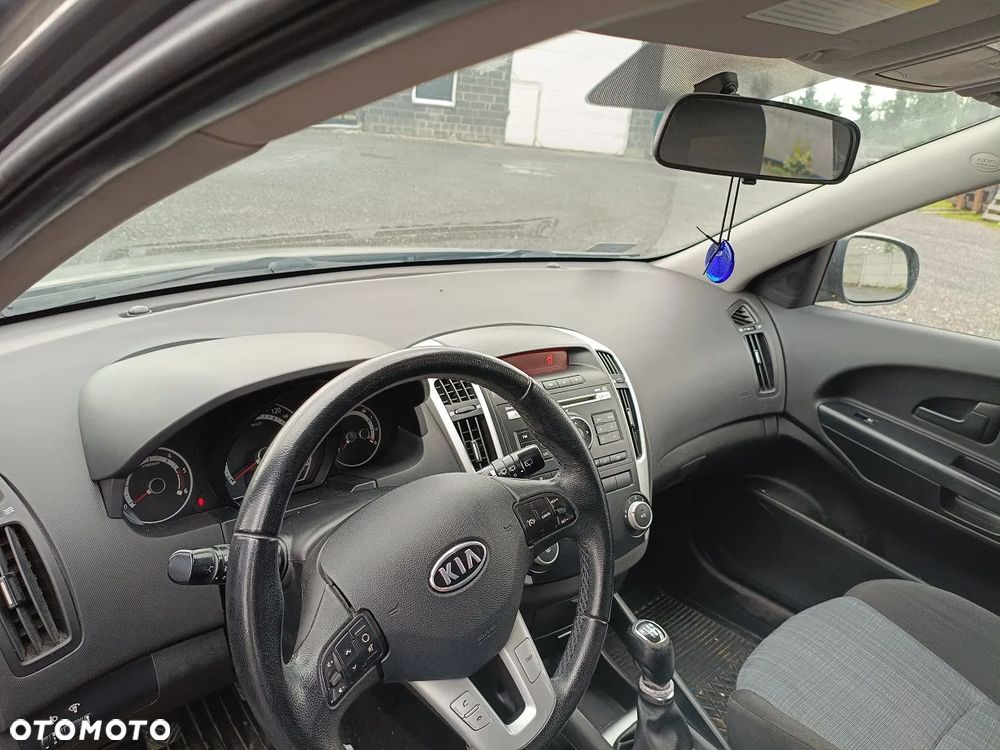 Kia Ceed - 10