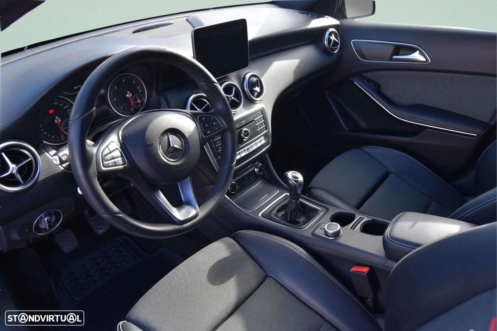 Mercedes-Benz A 180 d AMG Line - 23