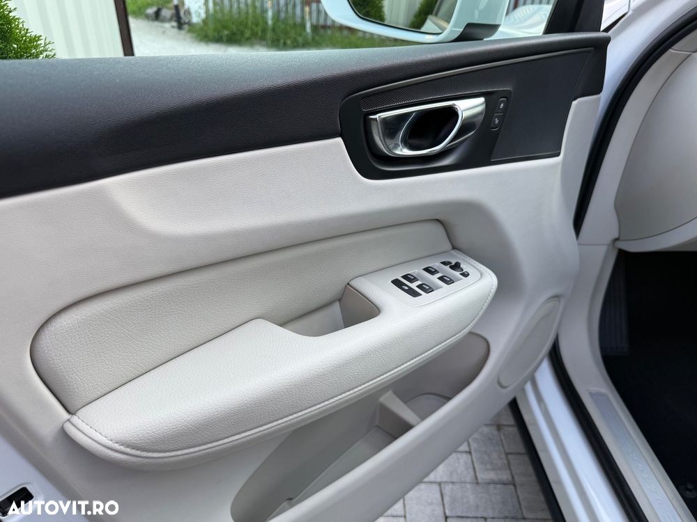 Volvo XC 60 B4 MHEV AT8 AWD Momentum Pro - 15