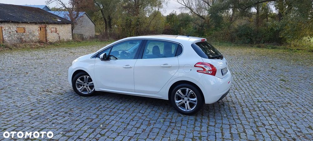Peugeot 208 - 8
