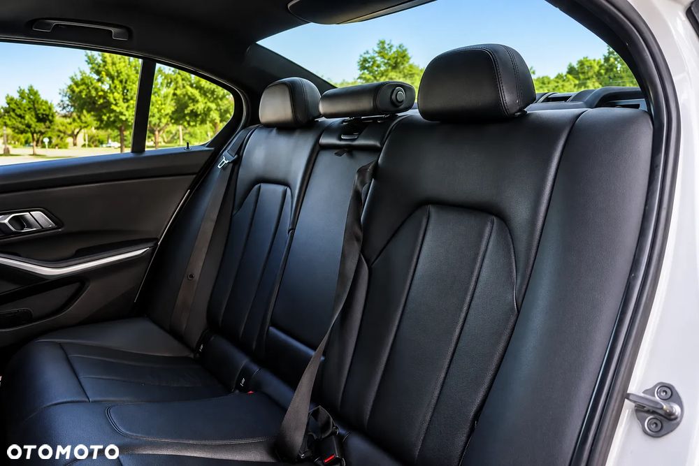BMW Seria 3 330i xDrive - 27