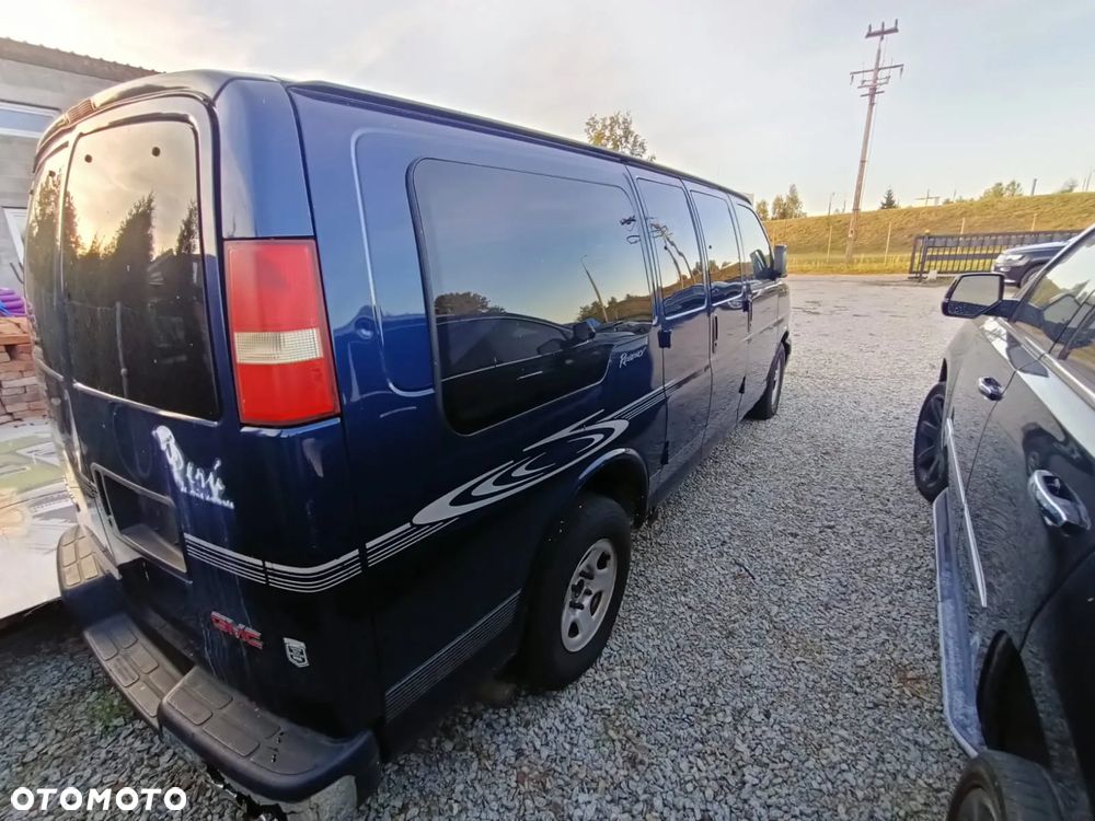 GMC Savana - 11