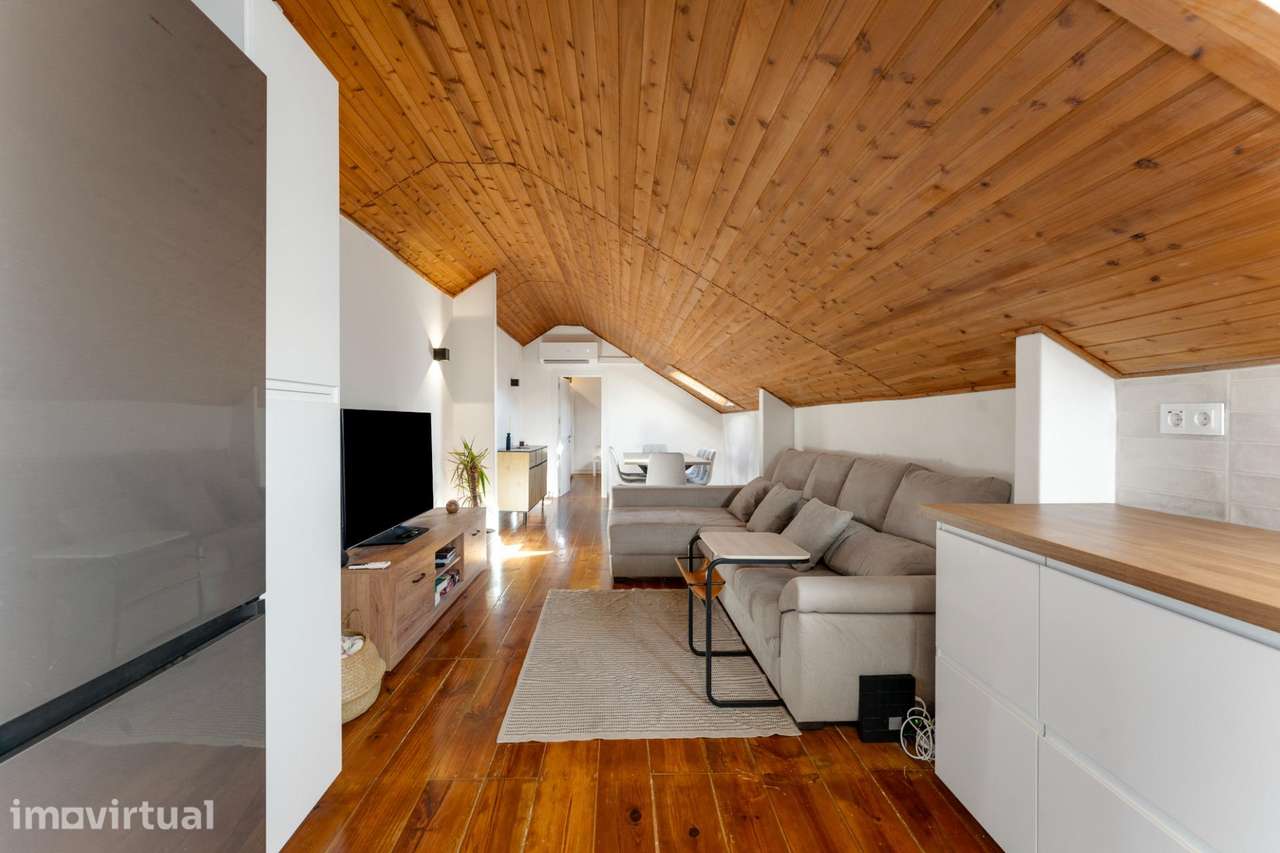 T2 em Águas-Furtadas com Cozinha Renovada | Avenidas Novas, Lisboa - Grande imagem: 2/21