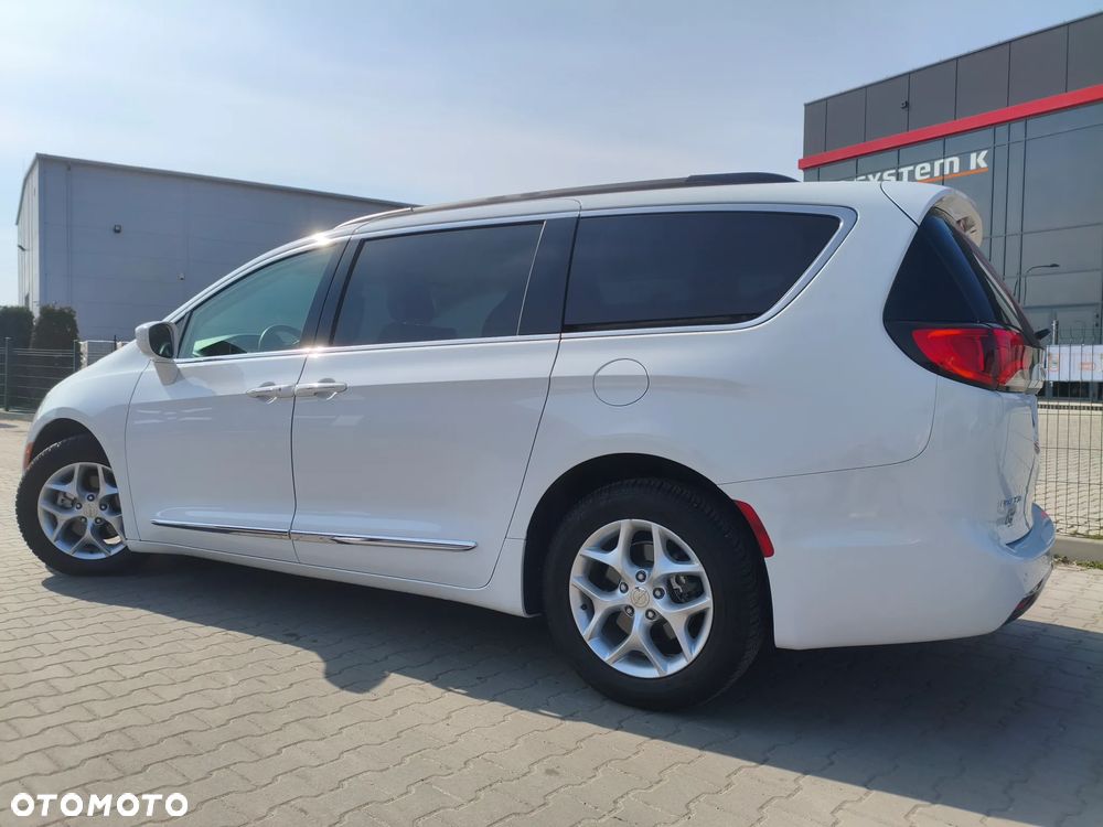 Chrysler Pacifica - 5