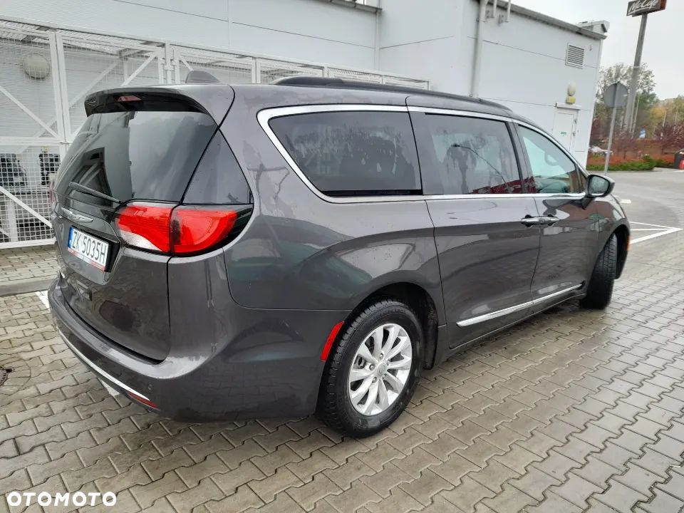 Chrysler Pacifica - 5