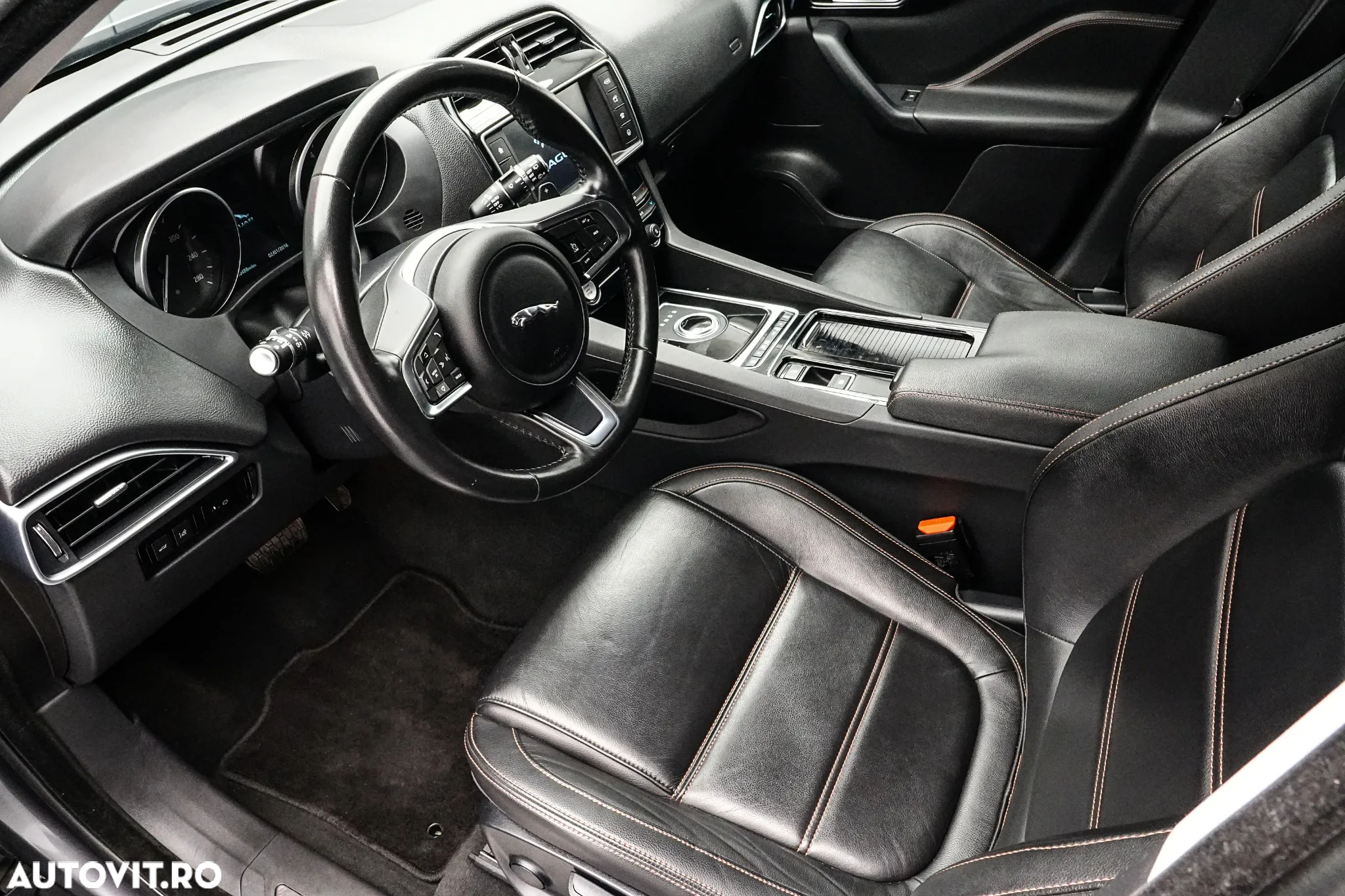 Jaguar F-Pace 20d AWD Pure - 12