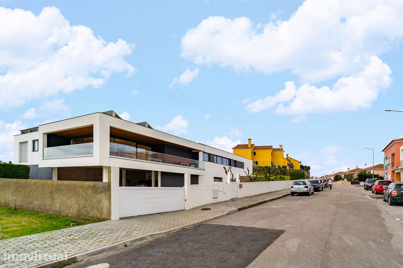 Moradia Isolada e arquitetura Contemporânea com Piscina - Grande imagem: 4/41