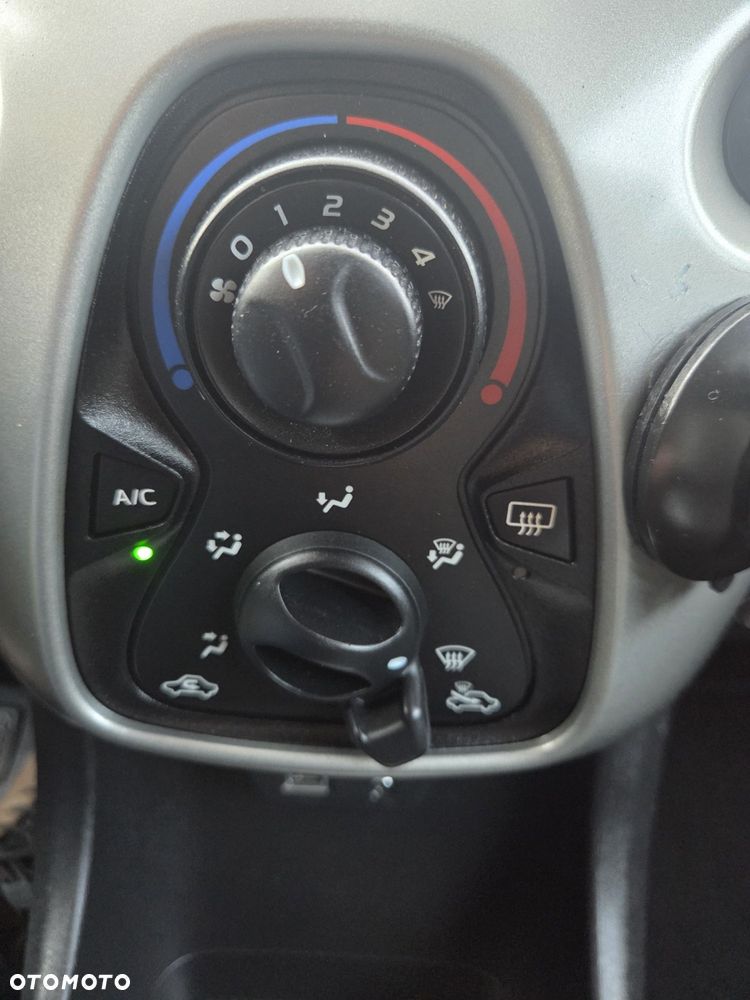 Toyota Aygo x-play touch - 35