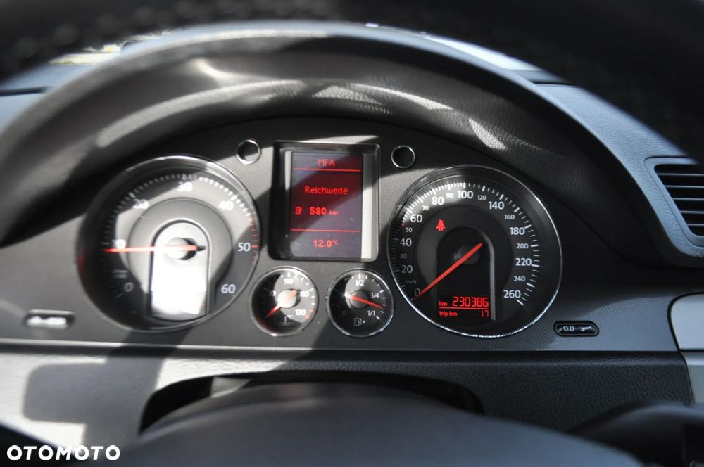 Volkswagen Passat Variant 2.0 TDI BlueMotion Technology DPF Highline - 15