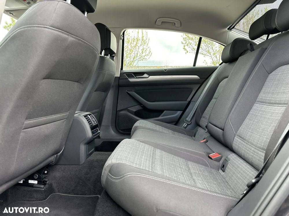 Volkswagen Passat - 12