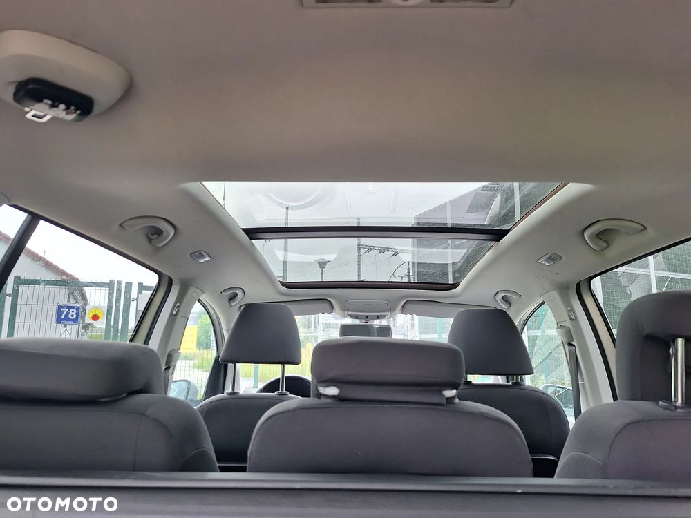 Volkswagen Touran - 11