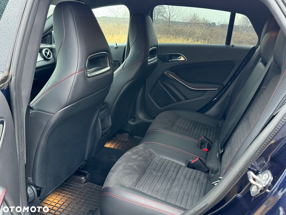 Mercedes-Benz CLA 180 AMG Line - 11